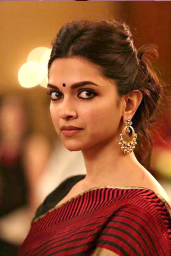 চোখ নিয়ে কথা বললেই প্রথম মাথায় আসে,  আই মেক-আপের প্রসঙ্গ। যা বেশিরভাগ সময়ই বেশ বিপদে ফেলে। চোখের আকৃতি বুঝে তাকে সাজিয়ে তোলা, সে কি কম ঝক্কি! সামনেই পুজো। আপনার চাহনির উষ্ণতা যাতে শরতেও বসন্ত নিয়ে আসে, রইল তেমন কিছু টিপস।