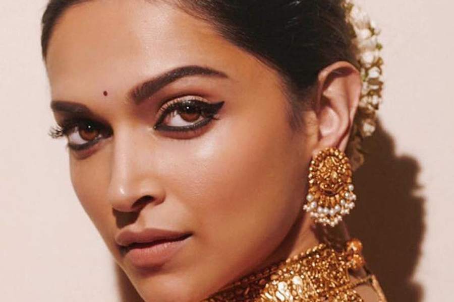 ২. গোলাকৃতি চোখের সাজ: দীপিকা পাডুকোনের গোলাকৃতি চোখের নেশায় বুঁদ আট থেকে আশি। নিজের চক্ষুসজ্জায় সেই জাদু আনতে বেছে নিন সাহসী চোখের সাজ। বাদামি রঙের আইশ্যাডোর উপর বিড়াল শৈলী (ক্যাট স্টাইল) আই লাইনারের টান, উত্তেজনা তৈরি করতে পারে চারপাশে। গম রঙা ত্বক হলে, পিচ আইশ্যাডোর সঙ্গে সাহসী ভঙ্গিমায় কাজল পরতে পারেন।