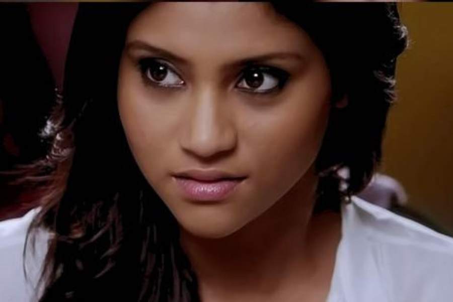 ৩. কাঠবাদামী চোখের সাজ: কঙ্কনা সেন শর্মার টানা টানা কাঠাবাদামী চোখের দৃষ্টি, অনেক পুরুষের হৃদস্পন্দন বাড়িয়ে দেয়। যাদের কাঠাবাদামী চোখ, ধোঁয়াটে (স্মোকি আই) চক্ষুসজ্জার সঙ্গে পাখির ডানার মতো আইলাইনের যুগলবন্দি উত্তাপ ছড়াতে পারে তাদের চৌহদ্দিতে। তবে ন্যুড আইশ্যাডোর সঙ্গে, চোখের পাপড়িতে হালকা মাস্কারাও, এসব চোখে বেশ মানানসই।