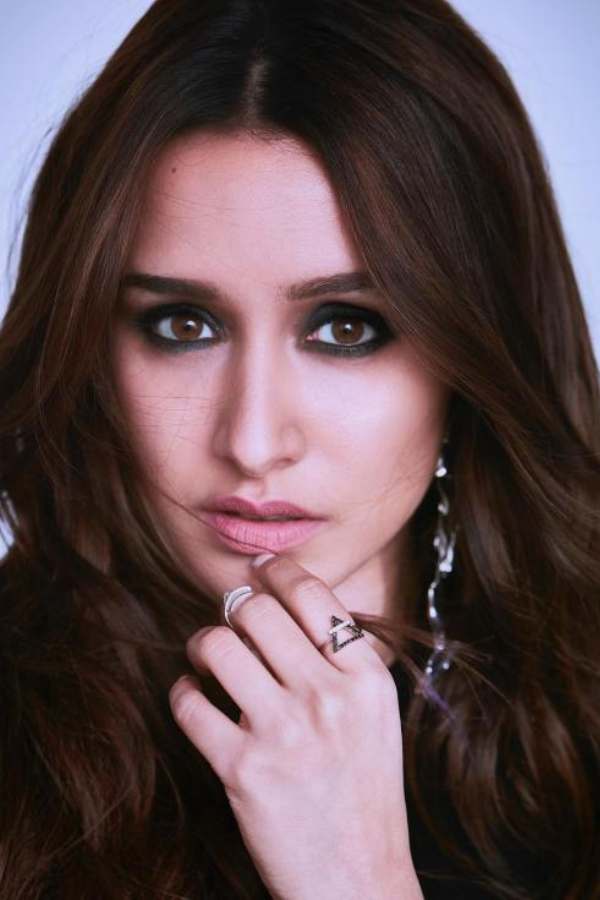 ৪. ছোট চোখের সাজ: শ্রদ্ধা কাপুরের মতো মায়াবী চোখ চান? এসব ক্ষেত্রে একটি গাঢ় রঙের শ্যাডো-বেস তৈরি করে তার উপর চোখের কোণ থেকে পাখির ডানার মতো আইলাইনারের টান বেশ ধারালো করে তুলতে পারে আপনাকে।