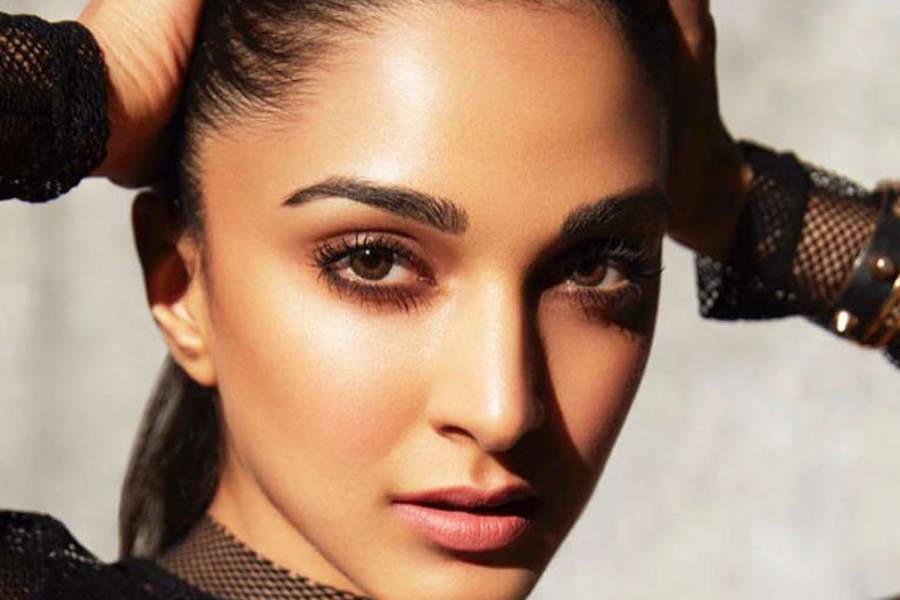 ৫. বাদামী মণিবিশিষ্ট চোখের সাজ: কিয়ারা আডবাণীর চোখের ওম যাদের মুগ্ধ করে, তারা বেছে নিতে পারেন একটি ন্যুড রঙের আই শ্যাডো। এরপর বোল্ড মাস্কারা দিয়ে সাজিয়ে তুলুন চোখের পাপড়ি। ঠোঁট কিন্তু ন্যুড রাখতে ভুলবেন না।