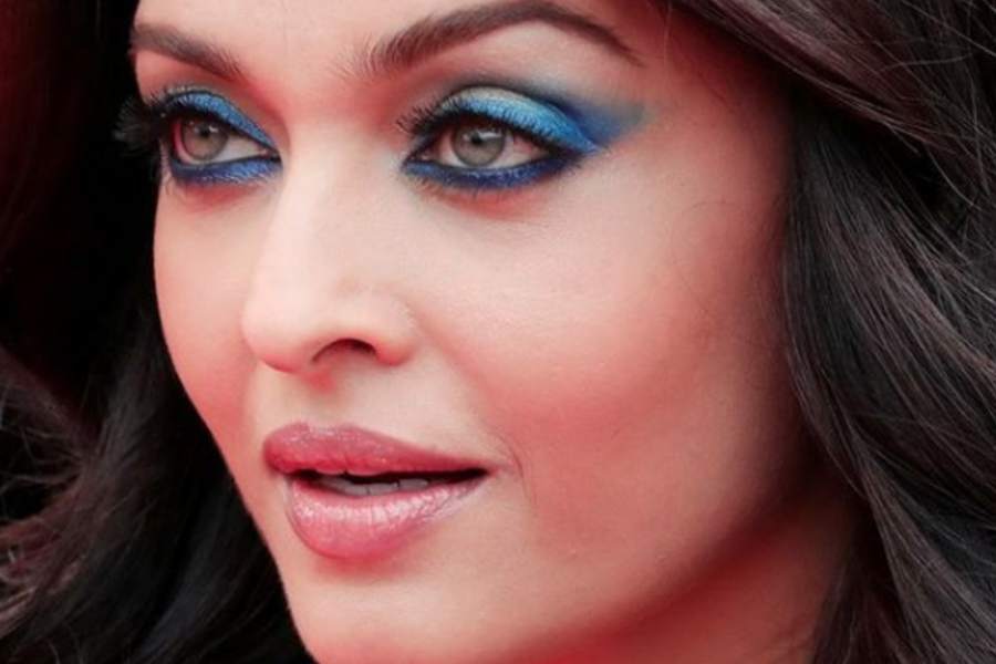 ৭.নীলাভ-সবুজ মণিবিশিষ্ট চোখের সাজ:  ঐশ্বর্য রাই-এর নীলাভ-সবুজ মণি বহু পুরুষের বুকেই আগুন ধরায়। এসব চোখের সাজে ধোঁয়াটে আই মেক-আপের বিকল্প নেই। এমন চোখের যাঁদের, স্বচ্ছন্দে বেছে নিন স্মোকি আই-লুক।