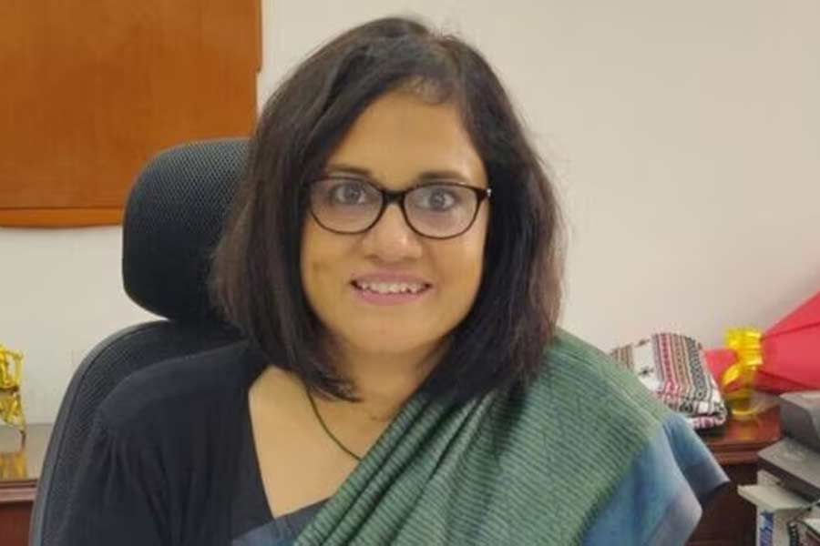 শুক্রবার কেন্দ্রের তরফে ভারতীয় রেলওয়ে বোর্ডের চেয়ারম্যান এবং মুখ্য প্রশাসনিক আধিকারিক (সিইও) হিসাবে নিযুক্ত করা হয়েছে জয়া বর্মা সিন‌্হাকে। এই প্রথম ভারতীয় রেলওয়ে বোর্ডের শীর্ষ পদে এলেন কোনও মহিলা।