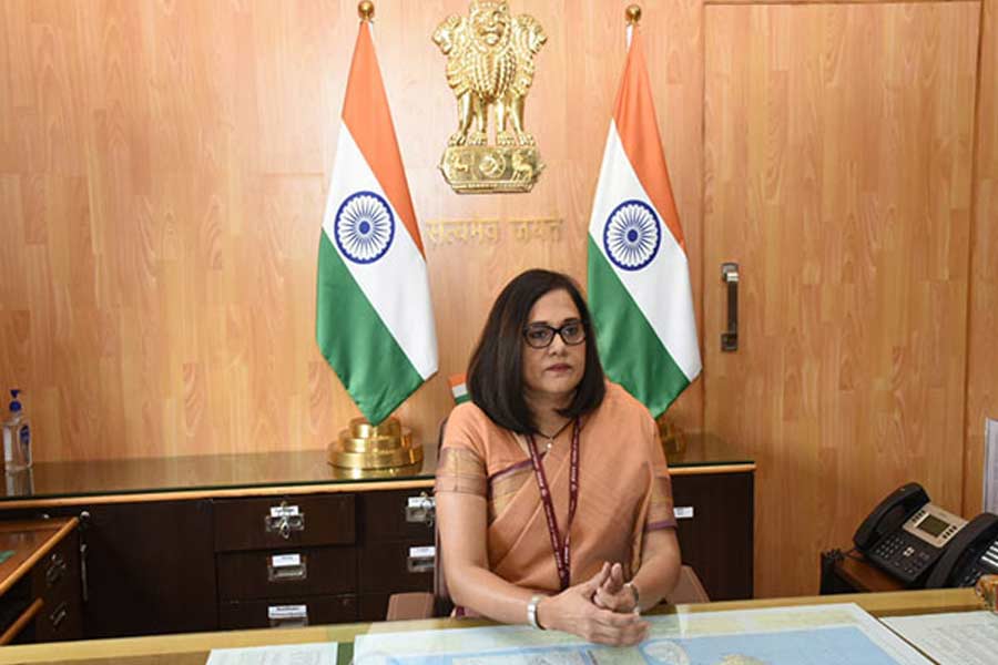 জয়া এলাহাবাদ বিশ্ববিদ্যালয়ের প্রাক্তনী। ১৯৮৮ সালে তিনি ইন্ডিয়ান রেলওয়ে ট্র্যাফিক সার্ভিস (আইআরটিএস)-এ যোগ দেন।