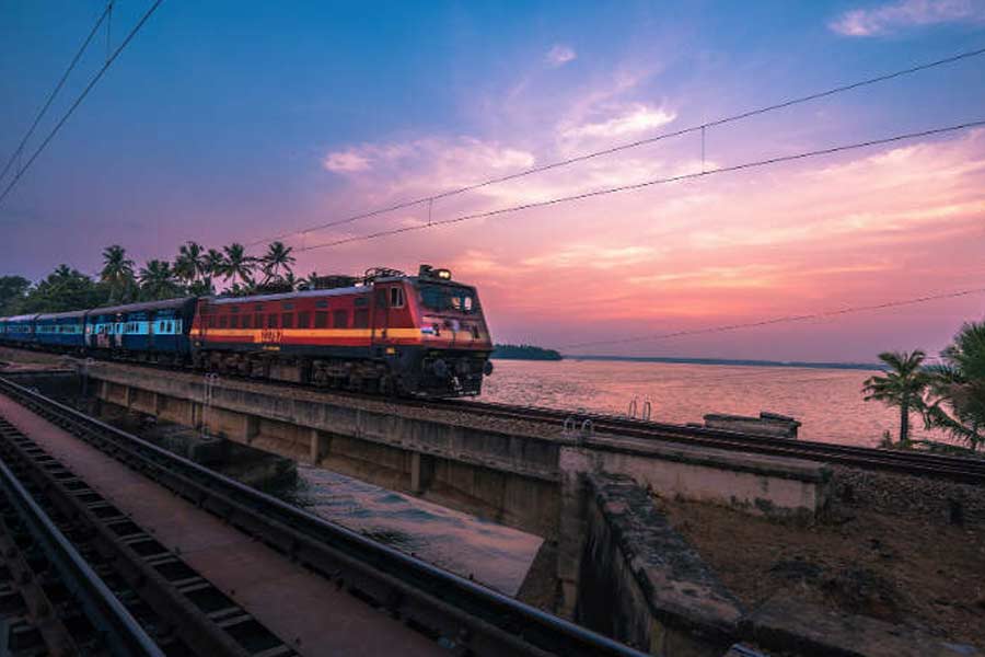 এত দিন তিনি রেলওয়ে বোর্ডের অপারেশনাল এবং বাণিজ্যিক উন্নয়নের দিকটি দেখভাল করার দায়িত্বপ্রাপ্ত ছিলেন। বৃহস্পতিবার তিনি রেলওয়ে বোর্ডের প্রধান হিসাবে দায়িত্বভার গ্রহণ করলেন।