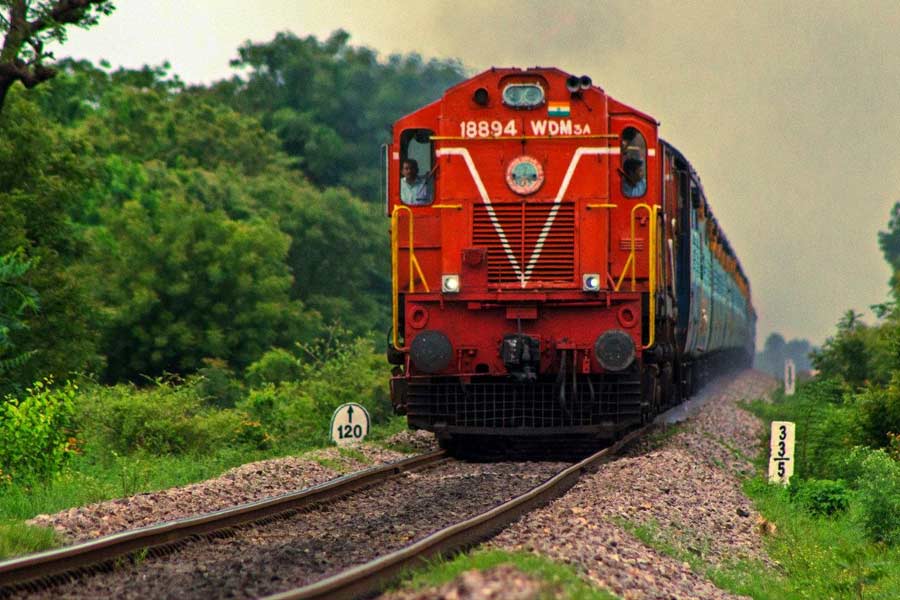 রেলওয়ে বোর্ডের প্রধান হিসাবে এখন থেকে সারা দেশে পণ্যবাহী এবং যাত্রিবাহী ট্রেনের চলাচল সংক্রান্ত যাবতীয় দিক খতিয়ে দেখবেন জয়া।