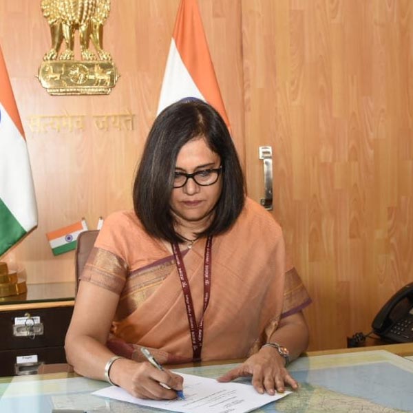 তবে রেল সূত্রে খবর, যোগ্য এই অফিসারকে পুনর্নিয়োগ করা হতে পারে। এর আগে রেলের তিনটি জ়োনে সাফল্যের সঙ্গে কাজ করে এসেছেন জয়া।