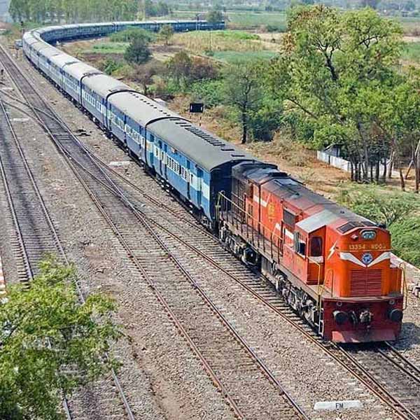 জয়া কাজ করেছেন উত্তর রেল, দক্ষিণ-পূর্ব রেল এবং পূর্ব রেলে। পরে ঢাকার ভারতীয় দূতাবাসে রেলের পরামর্শদাতা হিসাবেও কাজ করেছেন তিনি।