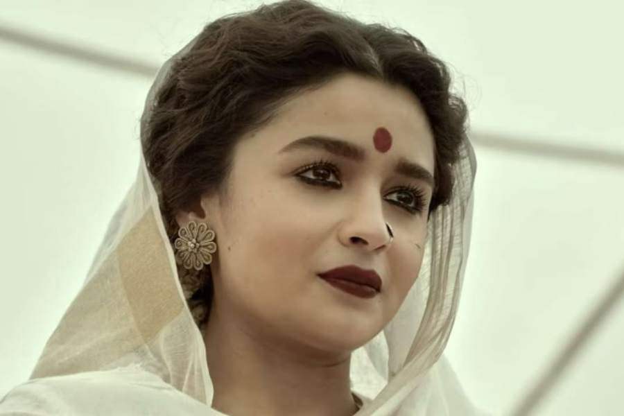 ৮. ভাষা-ভাষা চোখের সাজ: গাঙ্গুবাইকে মনে আছে আপামর দর্শকের। ছবিতে তাঁর প্রতিটি বয়সের আই মেক-আপ যেন কিছু বার্তা দিয়ে যায়। যুবতি গাঙ্গু আর প্রৌঢ় গাঙ্গুবাঈ-এর হালকা ও গাঢ় কাজলের পার্থক্য বুঝে নিতে পারলেই, অর্থপূর্ণ হয়ে উঠতে পারে আপনার দৃষ্টি। চোখের আকৃতি ও মনের পরিপক্কতা অনুযায়ী প্রয়োগ করুন কাজল।