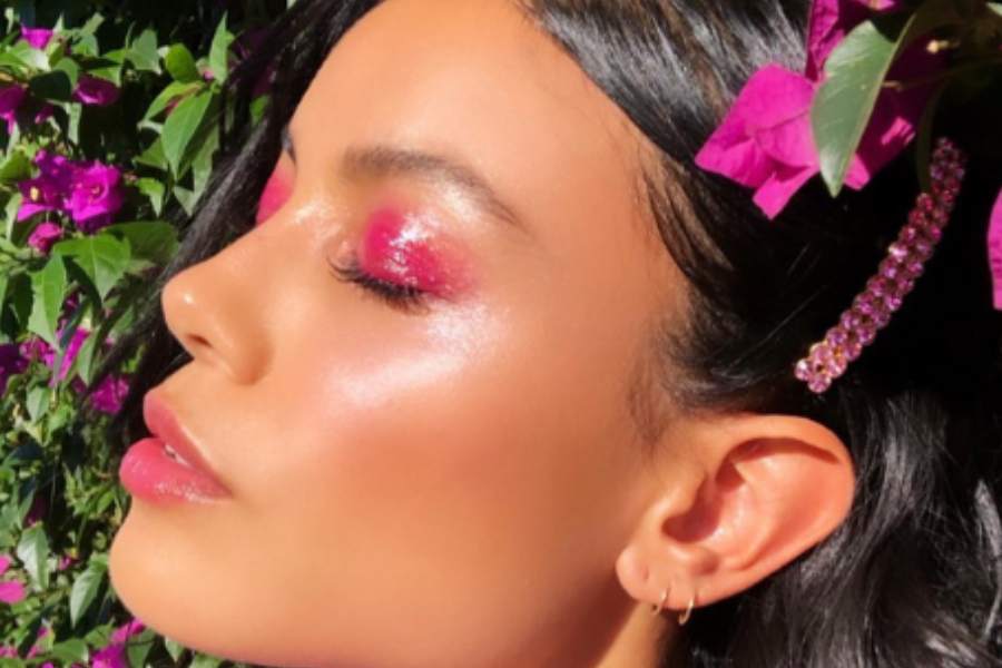 ১০. ছক ভাঙা চক্ষুসজ্জা: আর প্রথা ভাঙতে চাইলে দিব্যি বেছে নিতে পারেন লাল-কমলা-হলুদ কিংবা নীল রঙের আইলাইনার। ঋতুপর্ণ ঘোষ 'গানের ওপারে'র পুপেকে সাজিয়ে তুলেছিলেন সামান্য একটি কাজল আর কয়েকটি আঙুলের স্পর্শে। তেমনই, অনেক সময় অভিধান ভাঙলেও এমন কিছু সৃষ্টি হতে পারে, যা আপনাকে পৌঁছে দেবে আকর্ষণের কেন্দ্রবিন্দুতে। তাই অষ্টমীর অঞ্জলিই হোক বা নবমীর সান্ধ্য-আড্ডা, নিজের পছন্দ মতো চোখের সাজ বেছে নিয়ে হয়ে উঠুন অনন্যা।