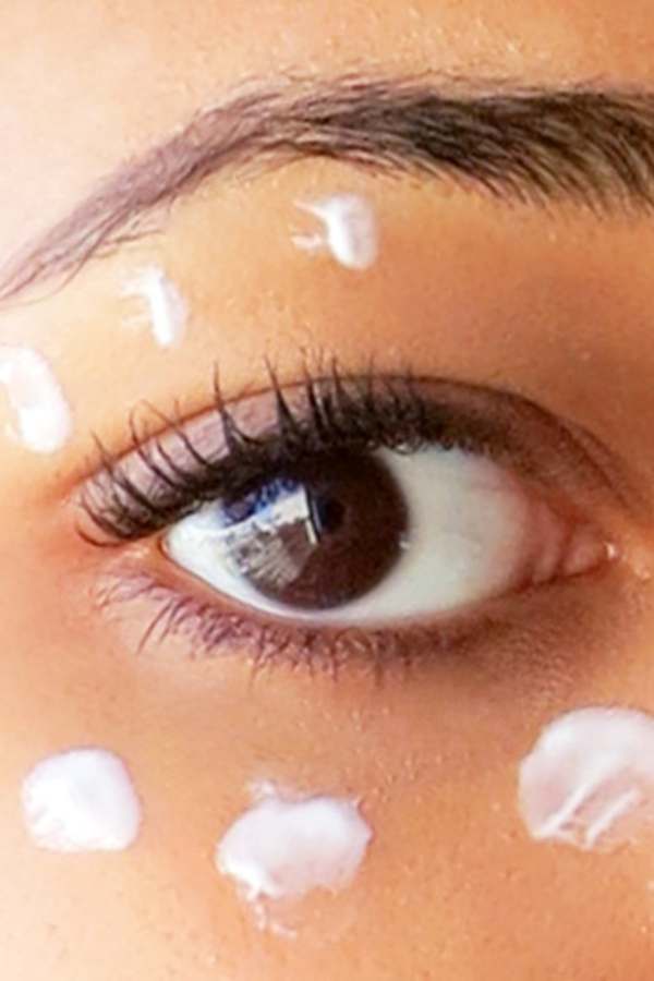 ১১. সাধু সাবধান! চোখে কোনও রকম সংক্রমণ থাকলে মেক-আপ অবশ্যই এড়িয়ে চলুন। সাজের পাশাপাশি চোখের স্বাস্থ্যের দিকটিও নজরে রাখুন। নিয়মিত চোখ পরিষ্কার করে আইক্রিম লাগাতে ভুলবেন না।