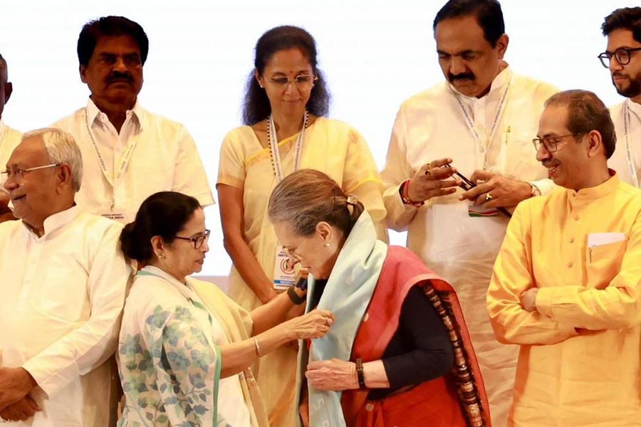 ঝলমলে বৈঠক। তারকা নেতাদের সমাবেশ। বিজেপি-বিরোধী জোট ‘ইন্ডিয়া’র তৃতীয় বৈঠক নজর রেখেছে গোটা দেশ। কে কী বলছেন, কে কার সঙ্গে হাত মেলাচ্ছেন। কে কাকে জড়িয়ে ধরছেন— এ সব কিছুই দেখা হচ্ছে খুঁটিয়ে। 