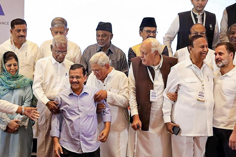 কিছু দিন আগেই হয়তো রাজ্যের কোনও একটি ইস্যুতে পরস্পরের বিপরীতে দাঁড়িয়ে তোপ দেগেছে দু’টি দল। জোর বাদানুবাদ হয়েছে দুই দলের আঞ্চলিক প্রধানের। ‘ইন্ডিয়া’র দৌলতে এখন তারা এক পক্ষ। দু’দলের প্রধান কে কী ভাবে হাসছেv একে অপরের দিকে তাকিয়ে? 