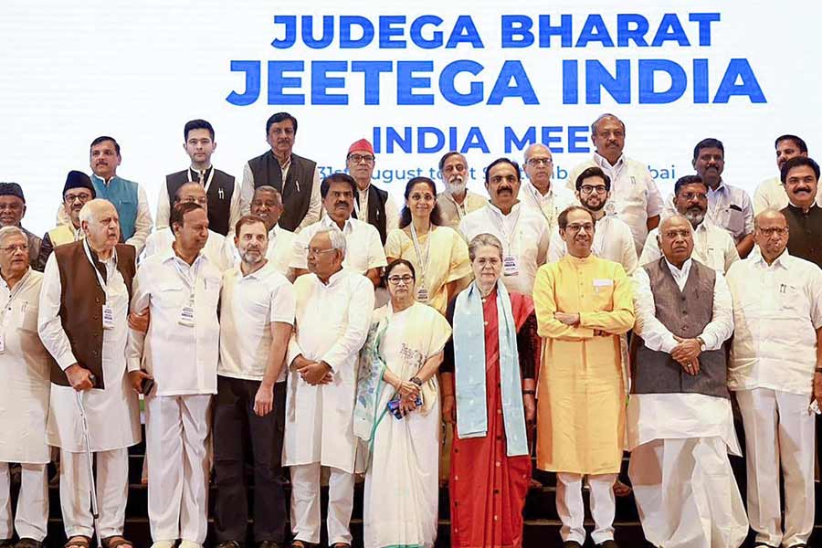 শুক্রবার ছিল বিরোধী জোট ‘ইন্ডিয়া’র তৃতীয় বৈঠকের দ্বিতীয় দিন। পটনা, বেঙ্গালুরুর পর ‘ইন্ডিয়া’র তৃতীয় বৈঠক হচ্ছে মহারাষ্ট্রের রাজধানী মুম্বইয়ে। 