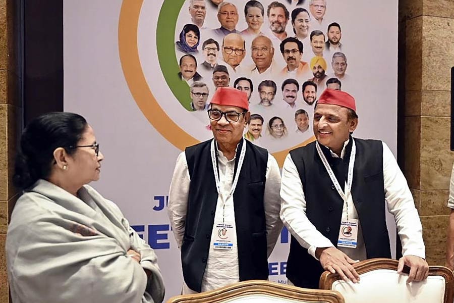 বৈঠকে যোগ দেন ২৮টি বিরোধী দলের প্রতিনিধিরা। কথা ছিল, বিরোধী জোট ‘ইন্ডিয়া’র প্রতীক প্রকাশ হতে পারে শুক্রবারের বৈঠকে। পরে অবশ্য জানা যায়, প্রতীক নিয়ে এখনই সিদ্ধান্ত নয়। আপাতত সমন্বয় সাধনের দিকেই গুরুত্ব দিতে চান জোটের সদস্যরা। মমতা বলেন, ‘‘ভারতের যাতে সবচেয়ে ভাল হয়, তার জন্যই লড়াই ‘ইন্ডিয়া’র।’’   