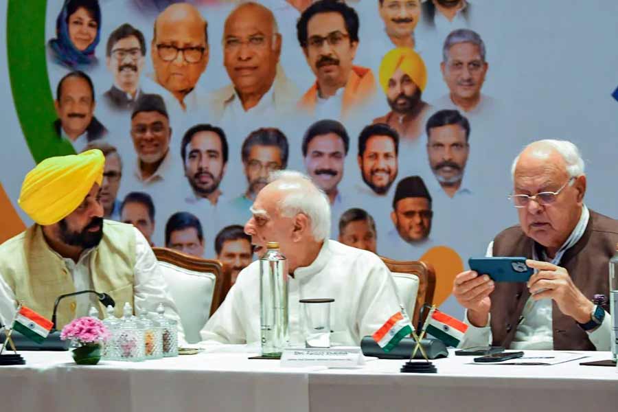 Drama at India’s Mumbai meet as ex congress leader Kapil Sibal enters