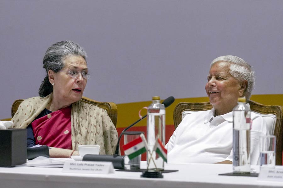 তবে সেই সমন্বয় সাধনের ফাঁকেই ধরা পড়ল এক সময়ের বিরোধীদের সেই সব বিরল মুহূর্ত। 