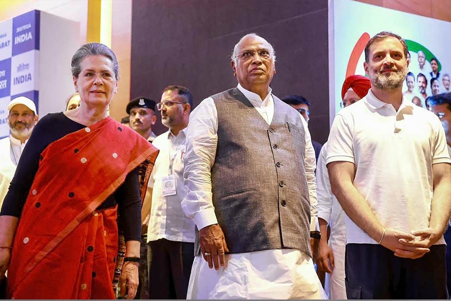 বৃহস্পতিবার থেকে বৈঠক শুরুর কথা থাকলেও বুধবার সকাল থেকেই হোটেলে একে একে আসতে দেখা যায় কংগ্রেস সভাপতি মল্লিকার্জুন খড়্গে, সনিয়া গান্ধী, রাহুল গান্ধীকে।