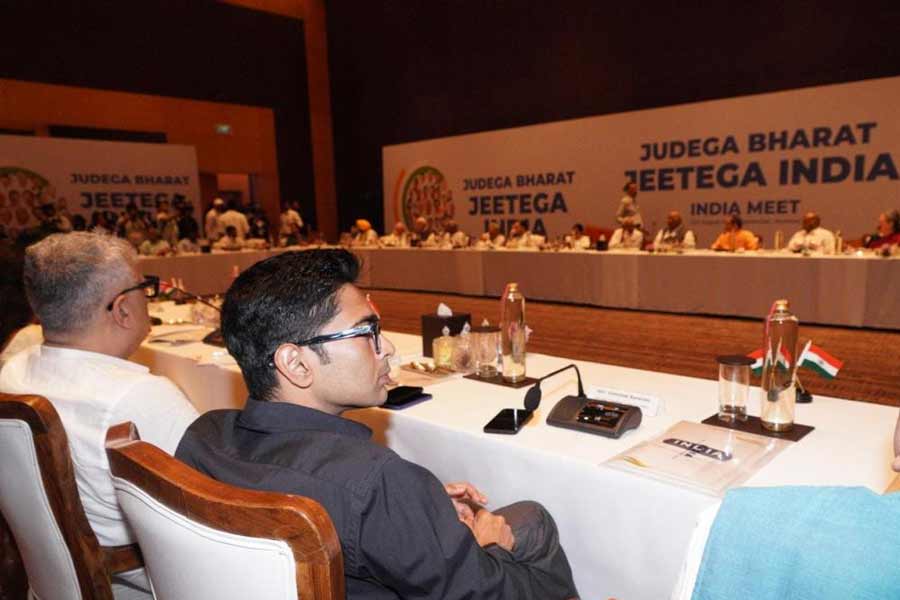 তৃণমূলের তরফে নেত্রী মমতা বন্দ্যোপাধ্যায়ের সঙ্গে বৈঠকে যোগ দেন অভিষেক বন্দ্যোপাধ্যায়, ডেরেক ও’ব্রায়েন।  