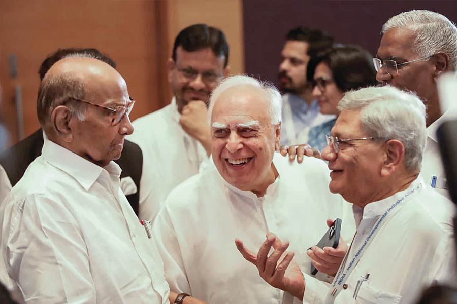 বৈঠকস্থলে দেখা যায় সিপিএমের সাধারণ সম্পাদক সীতারাম ইয়েচুরি, সপুত্র লালুপ্রসাদ যাদব, সপুত্র শিবসেনা (উদ্ধব) নেতা উদ্ধব ঠাকরেকেও। 