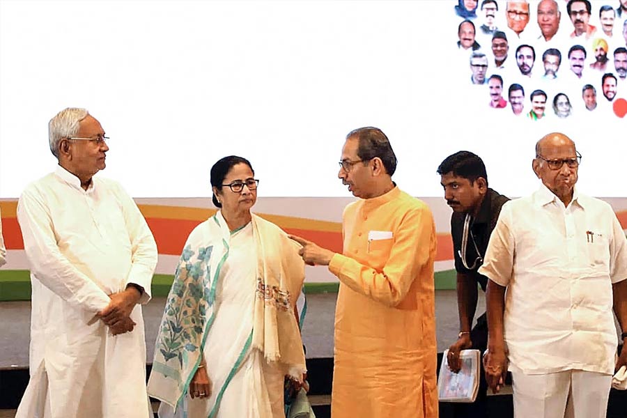 বৈঠকের শুরুতে উদ্ধব এবং নীতীশ কুমারদের সঙ্গে কথা বলেন মমতা। তেজস্বী যাদবকেও দেখা যায় মমতার সঙ্গে দেখা করে তাঁকে প্রণাম করতে।