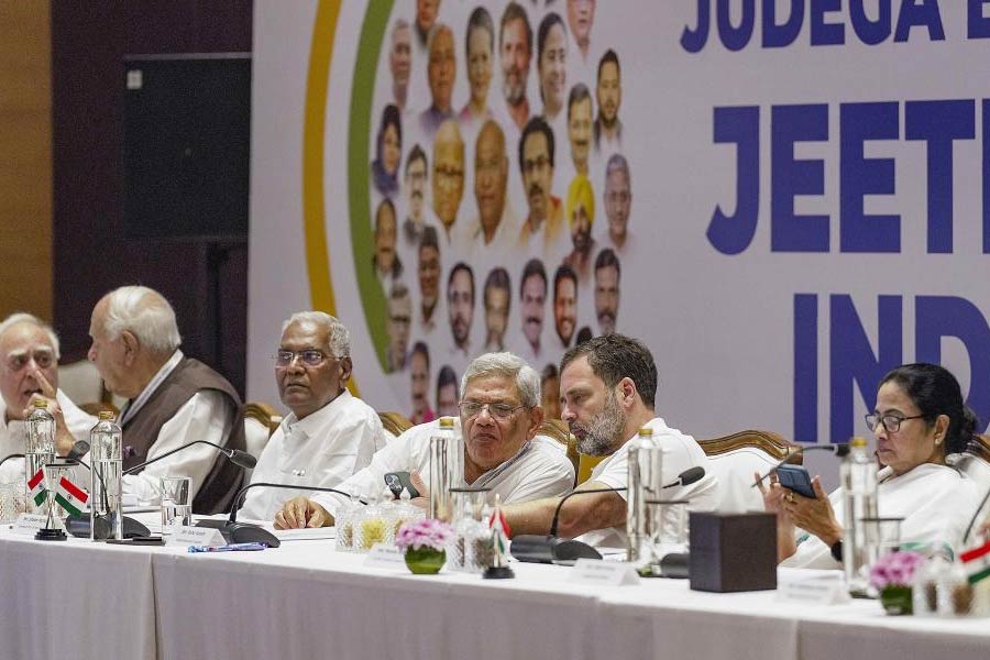 মুম্বইয়ের বৈঠকে রাহুল গান্ধীকে দেখা যায় মমতার পাশে এসে বসতে। তাৎপর্যপূর্ণ ভাবে এই একই দৃশ্য দেখা গিয়েছিল বেঙ্গালুরুর বৈঠকেও।