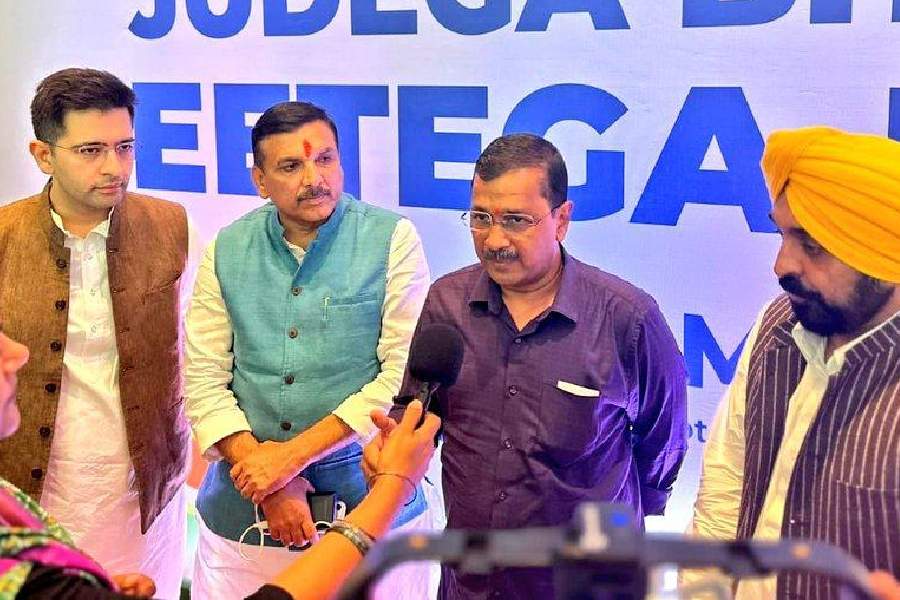 অভিষেক মুম্বইয়ে আসার আগে রাহুলের পাশাপাশি দিল্লিতে আম আদমি পার্টির প্রধান অরবিন্দ কেজরীওয়ালের সঙ্গেও বৈঠক করেছিলেন। পরে মুম্বইয়ের বৈঠকে আপ প্রধান আসন সমঝোতার বিষয়টি দ্রুততার সঙ্গে ঠিক করে ফেলার প্রস্তাব দেন। তিনি বলেন, ‘‘৩০ সেপ্টেম্বরের মধ্যে এর একটি পদ্ধতি ঠিক করে ফেলা হোক।’’ 