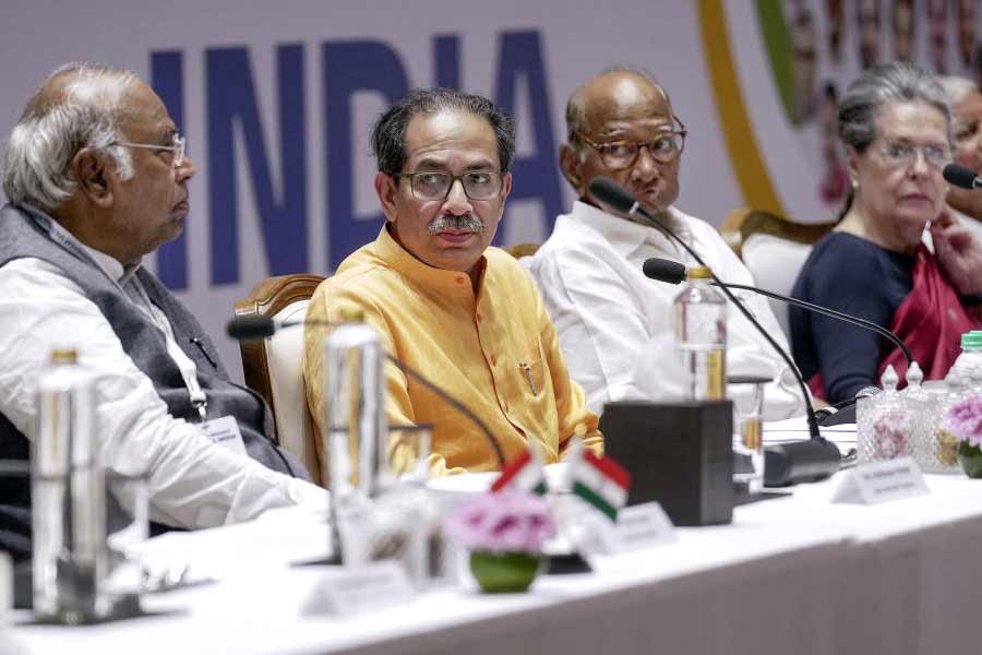 কেজরীর সেই প্রস্তাব নিয়ে সিদ্ধান্ত না হলেও শুক্রবারের বৈঠকে পারস্পরিক সমন্বয় সাধনের একটি কমিটি গঠন করেছে বিরোধী জোট ‘ইন্ডিয়া’।