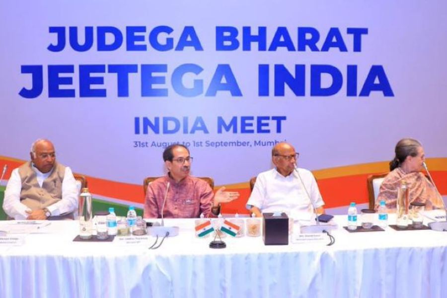 গত ১৭-১৮ জুলাই বেঙ্গালুরুতে ২৬টি দলের শীর্ষ নেতৃত্বের উপস্থিতিতে আনুষ্ঠানিক ভাবে আত্মপ্রকাশ করে ‘ইন্ডিয়া’। শুক্রবার ‘ইন্ডিয়া’র বৈঠকে যোগ দিয়েছে ২৮টি বিরোধী দল। জোটের আনুষ্ঠানিক স্লোগানও ঘোষিত হয়েছে সেখানে— ‘জুড়েগা ভারত, জিতেগা ইন্ডিয়া’।