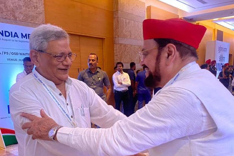 বৈঠক চলাকালীন, তার আগে এবং পরে এমনই কিছু বেঁধে বেঁধে থাকার তাৎপর্যপূর্ণ মুহূর্ত ধরা পড়েছে।