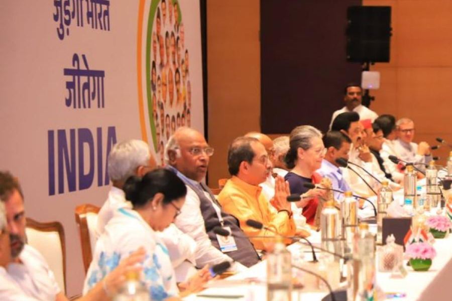 শুক্রবারের বৈঠকে আসনসজ্জার দিকে এক নজর দেওয়া যাক। দেখা যায় সীতারাম ইয়েচুরির পাশেই বসেছেন রাহুল গান্ধী। তার অপর পাশে মমতা। তার পর নীতীশ কুমার, মল্লিকার্জুন খড়্গে, উদ্ধব ঠাকরে, শরদ পাওয়ার, সনিয়া গান্ধী, লালুপ্রসাদ যাদব, অরবিন্দ কেজরিওয়াল, এম কে স্তালিন, তার পরে অখিলেশ যাদব। ওই সারির শেষ প্রান্তে ছিলেন ওমর আবদুল্লা। 