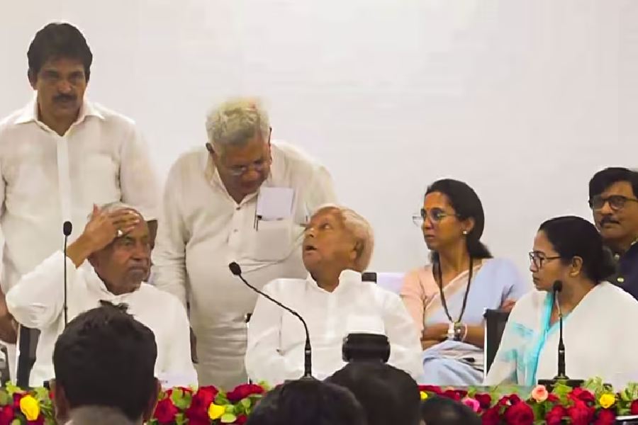 পটনার বৈঠকে ইয়েচুরি আর মমতার হেসে কথা বলার ছবিটি আলোচনায় উঠে এসেছিল। 