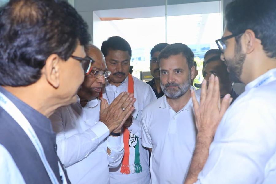 ঠিক তেমনই বাংলায় কয়েক মাস আগে পঞ্চায়েত ভোট থেকে নিয়োগ মামলা— নানা বিষয়ে কংগ্রেস নেতা অধীররঞ্জন চৌধুরীর সঙ্গে শাসকদল তৃণমূলের নানা বাদানুবাদ হয়েছে। তারও আগে উত্তর-পূর্ব ভারতের ভোটের সময় প্রকাশ্যেই রাহুল গান্ধীকে তৃণমূলের বিরুদ্ধে এবং তৃণমূল নেত্রীকে কংগ্রেসের বিরুদ্ধে মন্তব্য করতে শোনা গিয়েছিল। 