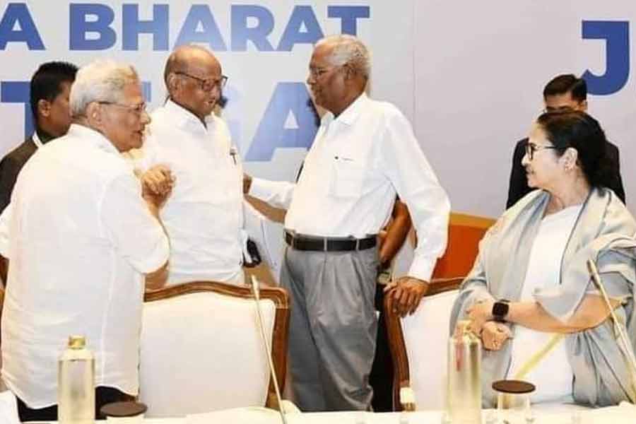 বাংলায় আসন্ন ধূপগুড়ি বিধানসভা উপনির্বাচনে তৃণমূলের বিরুদ্ধে প্রার্থী দিয়েছে সিপিএম-কংগ্রেসের জোট। শুক্রবার সেখানে জোড়া প্রচার সভাও করেন দু’দলের প্রধান মহম্মদ সেলিম এবং  অধীর। একযোগে আক্রমণ করেন মমতাকে।  ‘ইন্ডিয়া’র বৈঠকে এ বারও  সিপিএম এবং তৃণমূলকে দেখা গেল সৌজন্য বিনিময় করতে। সিপিআইএমের সাধারণ সম্পাদক ইয়েচুরির সঙ্গে মুম্বইয়ের বৈঠকে সৌজন্যমূলক হাসি বিনিময় করতে দেখা গেল মমতাকে। ছবিটি পোস্ট করে বিরোধী জোটকে কটাক্ষও করেছেন বাংলার বিরোধী দলনেতা শুভেন্দু অধিকারী।