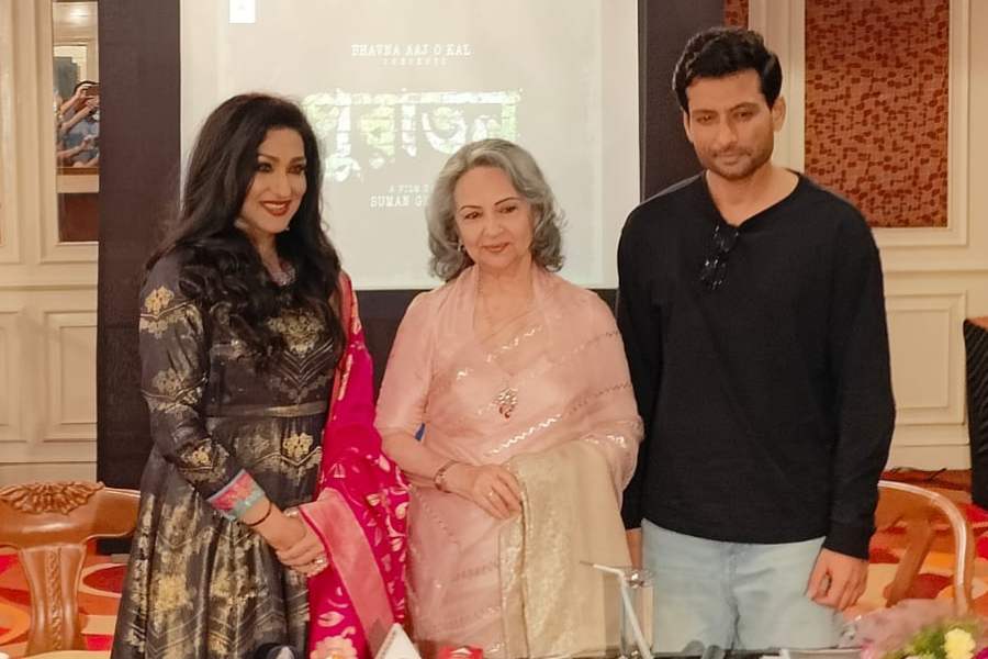 Rituparna Sengupta, Sarmila Tagore  and Indraneil Sengupta 