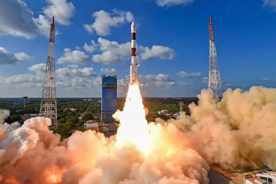 বিকেলে আদিত্য-এল১-এর চূড়ান্ত পর্যায়ের কক্ষপথ পরিবর্তন করানো হবে। বিকেল ৪টে নাগাদ ইসরোর বিজ্ঞানীরা ধাক্কা দিয়ে সৌরযানটিকে পৌঁছে দেবেন ল্যাগারেঞ্জ পয়েন্ট বা এল১ পয়েন্টের নির্দিষ্ট কক্ষপথে।