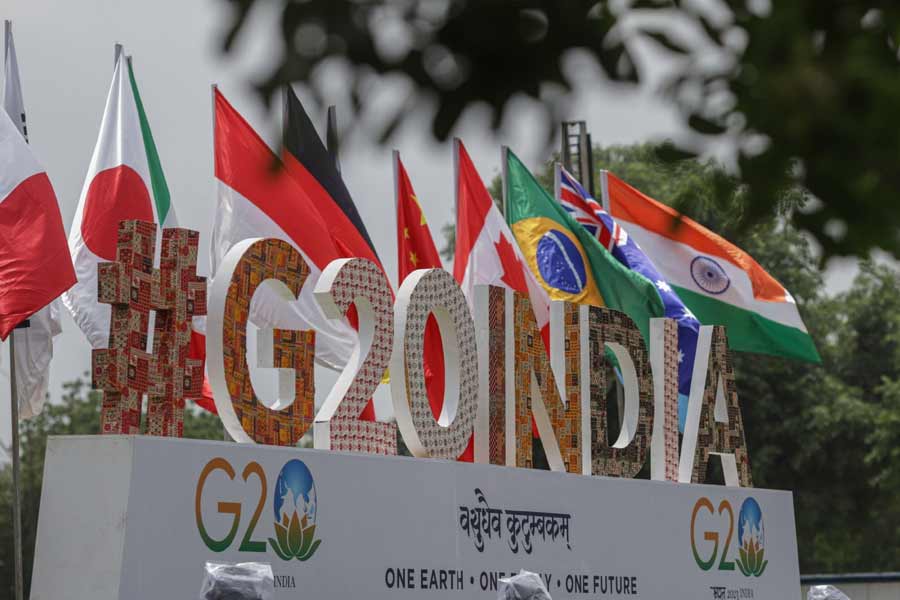 জি২০ শীর্ষ সম্মেলনে যোগ দিতে প্রধানমন্ত্রী মোদীর আমন্ত্রণে কিছু দিন পরেই দিল্লিতে আসার কথা চিনা প্রেসিডেন্টের। ফলে প্রশ্ন উঠেছে, এই বন্ধুত্বপূর্ণ আবহে হঠাৎ এমন কী হল যে পুরনো ক্ষতকে আবার খুঁচিয়ে তুলল চিন? ভারতই বা এত কিছুর পর চিনকে সাদর আমন্ত্রণ জানাচ্ছে কেন?