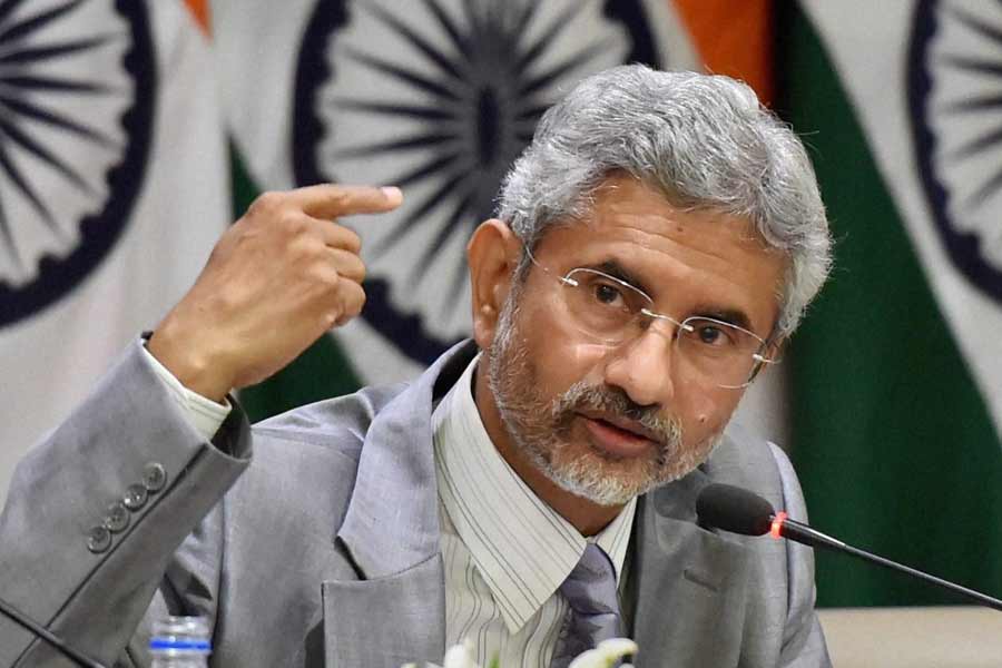 বিদেশ মন্ত্রকের তরফে অবশ্য এই মানচিত্র প্রকাশের কয়েক ঘণ্টার মধ্যেই পাল্টা জবাব দেওয়া হয়েছে। বিদেশমন্ত্রী এস জয়শঙ্কর মন্তব্য করেন, “কেউ একটা আজগুবি দাবি করলেই অন্যের ভূখণ্ড তার হয়ে যায় না!”