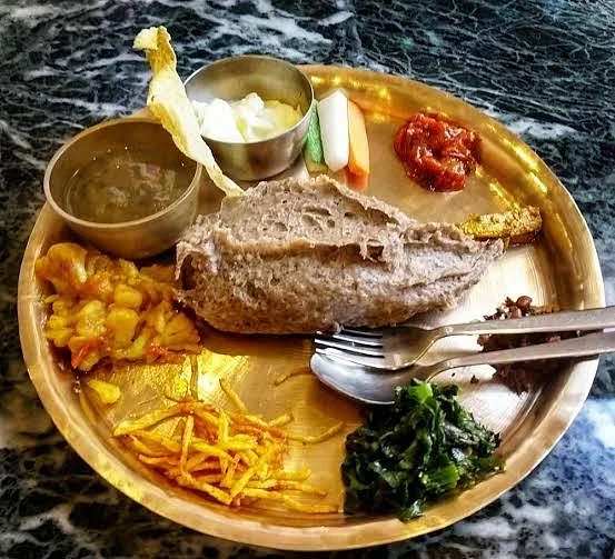 ৪. ঢিড়ো বা ঢেড়ো: এটি ভুট্টা,  গমের আটা,  লবণ ও গরম জল এক সঙ্গে সিদ্ধ করে রান্না করা হয়। শেষে গোল গোল মণ্ড করে খেতে দেওয়া হয়। নেপালের স্থানীয় জনসাধারণের কাছে এটি অতি পরিচিত খাবার। বর্তমানে খাবারটি নেপালের ঐতিহ্যবাহী খাবারের তকমা পেয়েছে। উচ্চবিত্ত ও মধ্যবিত্ত লোকেরা একে নিজেদের ঐতিহ্যের অংশ মনে করে নিয়মিত খেয়ে থাকেন। 