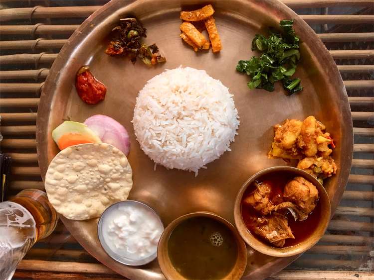 ৫. থাকালি থালি: নেপালের অন্যতম প্রসিদ্ধ খাবার থাকালি থালি। নেপালের স্থানীয় আদিবাসী সম্প্রদায় নেওয়ারিরা এই খাবার খেয়ে থাকেন। থাকালি থালিতে থাকে ভাত, রুটি, পাঁপড় ও ঘি-ডাল,  মুলা ভাজি,  সরিষা শাক ভাজি,  মুরগির ঝোল,  ঝাল আচার, পনির,  পেঁয়াজ, শসা ও গাজর। এটি উত্তর বাংলাতেও পাওয়া যায়।