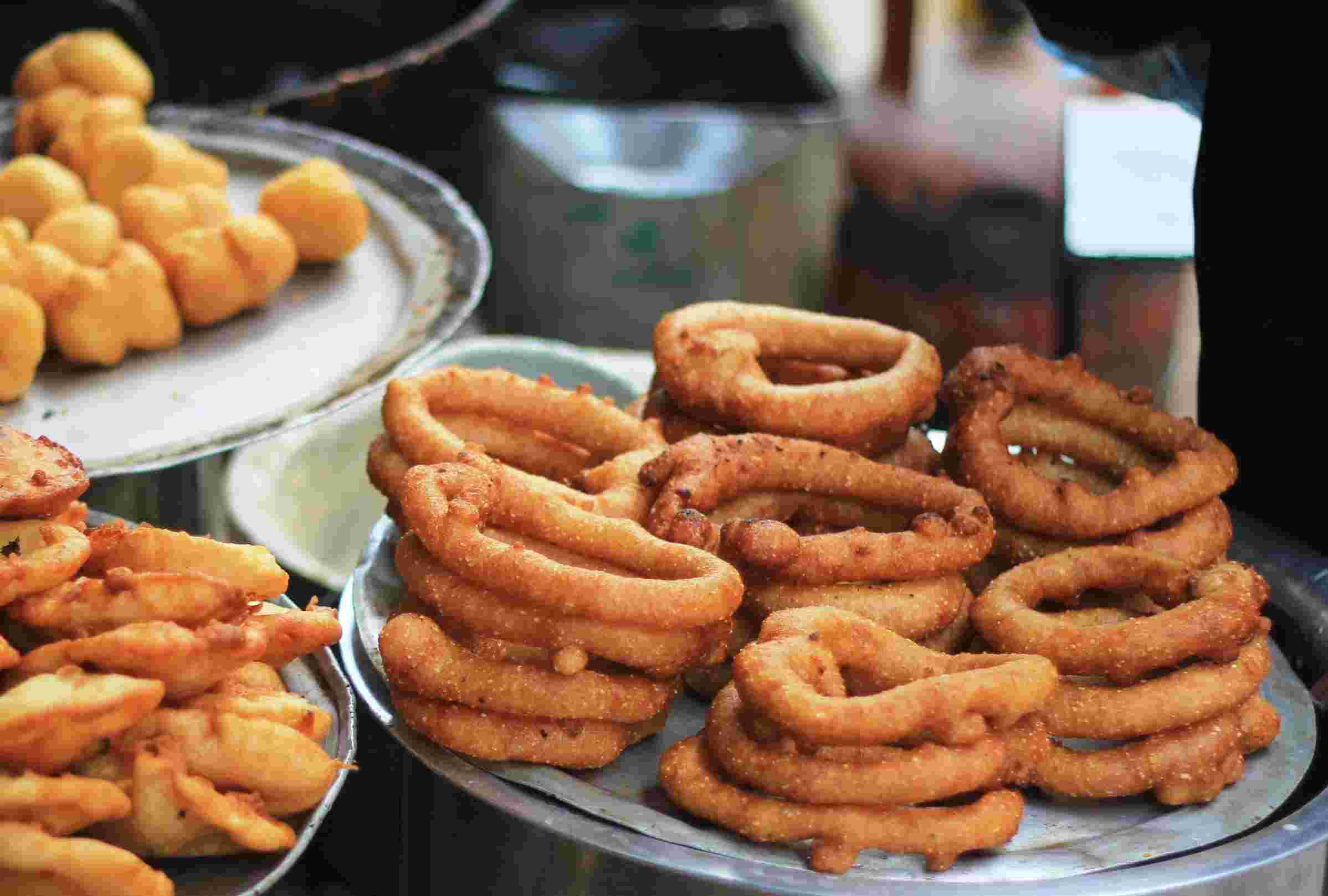 ৬. সেল রুটি: এটি দেখতে অনেকটা ডোনাট মতো। স্বাদে মিষ্টি। নেপালের অন্যতম জনপ্রিয় খাবার। ময়দার তৈরি এই সেল রুটি কড়া করে ভাজার ফলে বাইরেটা হয় একদম মুচমুচে। ভেতরটা কিন্ত নরম। সেল রুটিতে মাখনকে পুর হিসেবে দেওয়া হয়। নেপালের স্থানীয় জনসাধারণ এটি জলখাবার হিসেবে খান। এর সঙ্গে অনেকে দই দিয়ে তৈরি সস ও সবজি নেন। আবার অনেকে মুরগি অথবা খাসির মাংস দিয়েও খেয়ে থাকেন। 