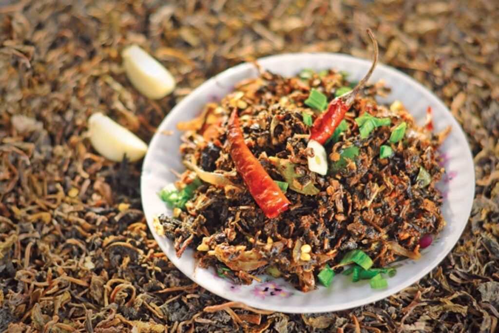 ৭. গুন্দ্রুক: নেপালের আরেকটি বেশ জনপ্রিয় খাবার হল গুন্দ্রুক। নেপালি কিছু টক জাতীয় সবুজ পাতা দিয়ে এ খাবার তৈরি করা হয়। গুন্দ্রুক রান্নার জন্য সরিষা,  মুলো ও ফুলকপির সঙ্গে এ সব পাতা একটি মাটির পাত্রে এক বা দুই দিন রেখে দেওয়া হয়। এর ফলে সবুজ পাতা গুলির টক ভাব চলে যায়। এর পর গুন্দ্রুক তৈরি করা হয়।