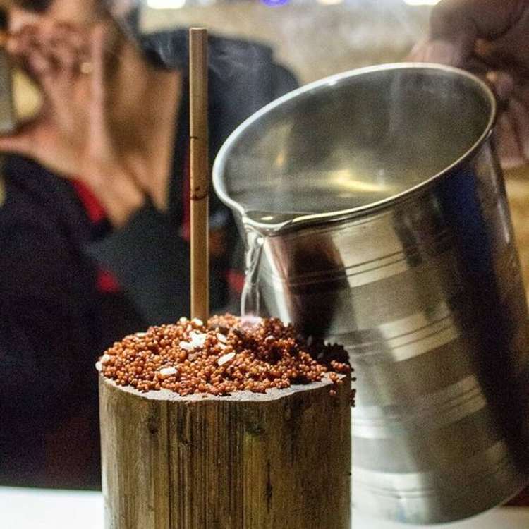 ৮. তংবা: তংবা এক ধরনের পানীয়। নেপালীদের কাছে খুব প্রিয় এই পানীয়। একে ভুট্টার শরবত বললেও ভুল হবে না। নেপালের লিম্বু জনগোষ্ঠীর ঐতিহ্যবাহী এই পানীয় একটি বাঁশের মগে পরিবেশন করা হয়। সঙ্গে বাঁশের তৈরি স্ট্র থাকে। শীতের সময় নেপালীদের এই পানীয়টি পান করতে দেখা যায়। এটি নেপালের পানীয় হলেও উত্তর বাংলায় পাওয়া যায়। 