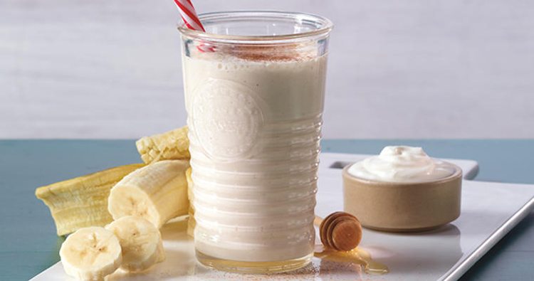 ১২. লাচ্ছি: সিকিমের স্থানীয় মানুষদের কাছে লাচ্ছি খুব জনপ্রিয়। বিকেলের জলখাবার হিসেবে স্থানীয়রা এটি বেশ পছন্দ করেন। অনেকেই গোল মরিচ দিয়ে লাচ্ছি খান জলখাবারে। অনেকে আবার রাতে খাবার খাওয়ার পরেও লাচ্ছি খেয়ে থাকেন। 