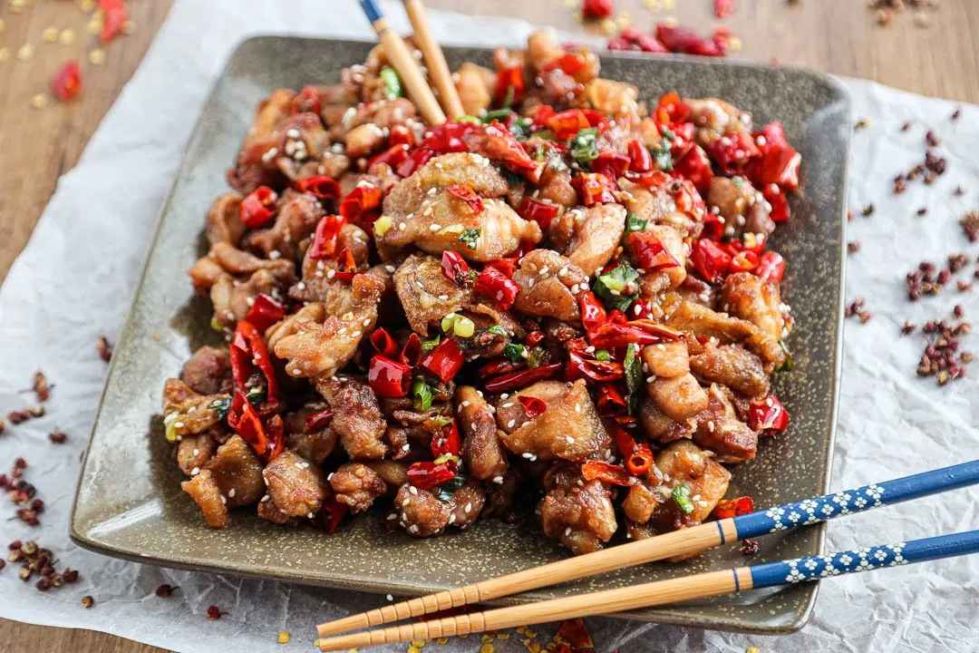  ১৪. মালা চিকেন: এটি চিনাবাদাম দিয়ে করা এক ধরনের স্যালাড জাতীয় ঠান্ডা মুরগির মাংসের তৈরি খাবার। সিকিমের স্থানীয় মানুষজনদের কাছে খুবই জনপ্রিয়।