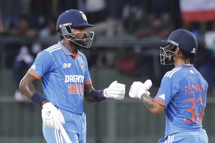 ঈশান পাশে পেলেন বহু যুদ্ধের পোড়খাওয়া হার্দিককে। দল যখন চাপে, তখন হার্দিকের উপর সকলের নজর ছিল। হার্দিক দেখালেন, তিনিই পারেন। খেলার সবচেয়ে গুরুত্বপূর্ণ মাঝের ওভারগুলিতে ঈশানকে আগলে রাখলেন। খুচরো রান নিয়ে স্কোরবোর্ড সচল রাখলেন। এ ভাবে পঞ্চাশ পেরিয়ে গেলেন অনায়াসে। কোনও ঝুঁকি না নিয়ে কী করে দলের রানকে এগিয়ে নিয়ে যেতে হয়, তার নিদর্শন রাখলেন গুজরাতকে আইপিএল দেওয়া অধিনায়ক। 