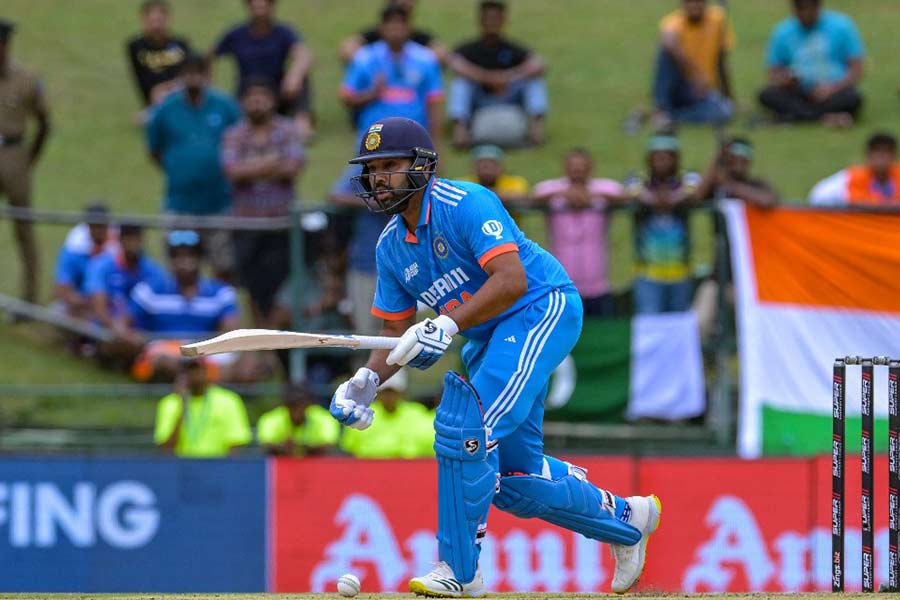 দিনের দ্বিতীয় বলে কব্জির মোচড়ে বাউন্ডারি পার করালেন রোহিত শর্মা। ক্যাচ ছিল বটে, কিন্তু স্কোয়ার লেগ ফিল্ডারের হাত গলে বেরিয়ে যায় সাদা বল। ভারত-পাকিস্তান এশিয়া কাপের ম্যাচে নিজের ছন্দে ব্যাট করার ইঙ্গিত রোহিতের ফ্লিকে। 