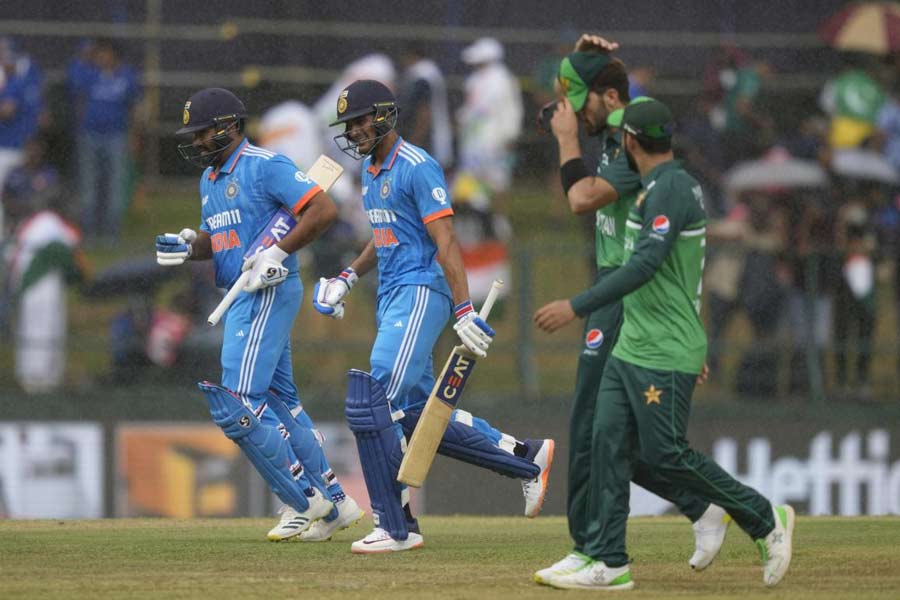 শ্রীলঙ্কার মাঠে নামল বৃষ্টি। পিচ ঢাকা পড়ে প্লাস্টিকের কভারে। আধ ঘণ্টা মতো সময় নষ্ট হয়। কিন্তু ওভার কমেনি। বৃষ্টিতে পিচের কোনও ক্ষতি হয়নি। কিন্তু আউটফিল্ড ভিজে থাকার ফলে সমস্যায় পড়তে পারেন ব্যাটাররা। ৩৩ মিনিট পর আবার খেলা শুরু। 