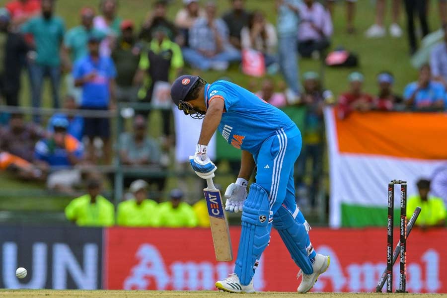 বল হাতে শাহিন শাহ আফ্রিদি। ব্যাটে রোহিত। চতুর্থ ওভারের শেষ বলটি অফ স্টাম্পের লাইনে পড়ে সামান্য ভিতরের দিকে আসে। রোহিতের অনুমান ছিল, বল হয়তো নিজের লাইন ধরে রাখবে। কিন্তু আচমকাই বল ভিতরে ঢুকে আসায় অসহায় রোহিতকে চেয়ে দেখতে হল, ব্যাটের কানায় লেগে বল উড়িয়ে নিয়ে যাচ্ছে অফ স্টাম্প। 