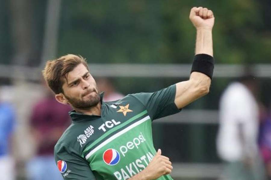 রোহিত ফিরতে নামেন বিরাট কোহলি। বলে যে জুজু আছে তেমন নয়, কিন্তু আলতো বাঁকের সমস্যা প্রথম অন্তত ১০ ওভারে কতটা বিপজ্জনক হতে পারে কোহলির চেয়ে ভাল কে-ই বা বুঝবেন! কোহলি খুব ভাল জানেন, অফ স্টাম্পের বিপজ্জনক করিডোর থেকে বোলারদের লাইন গুলিয়ে দিতে কী করতে হয়। 